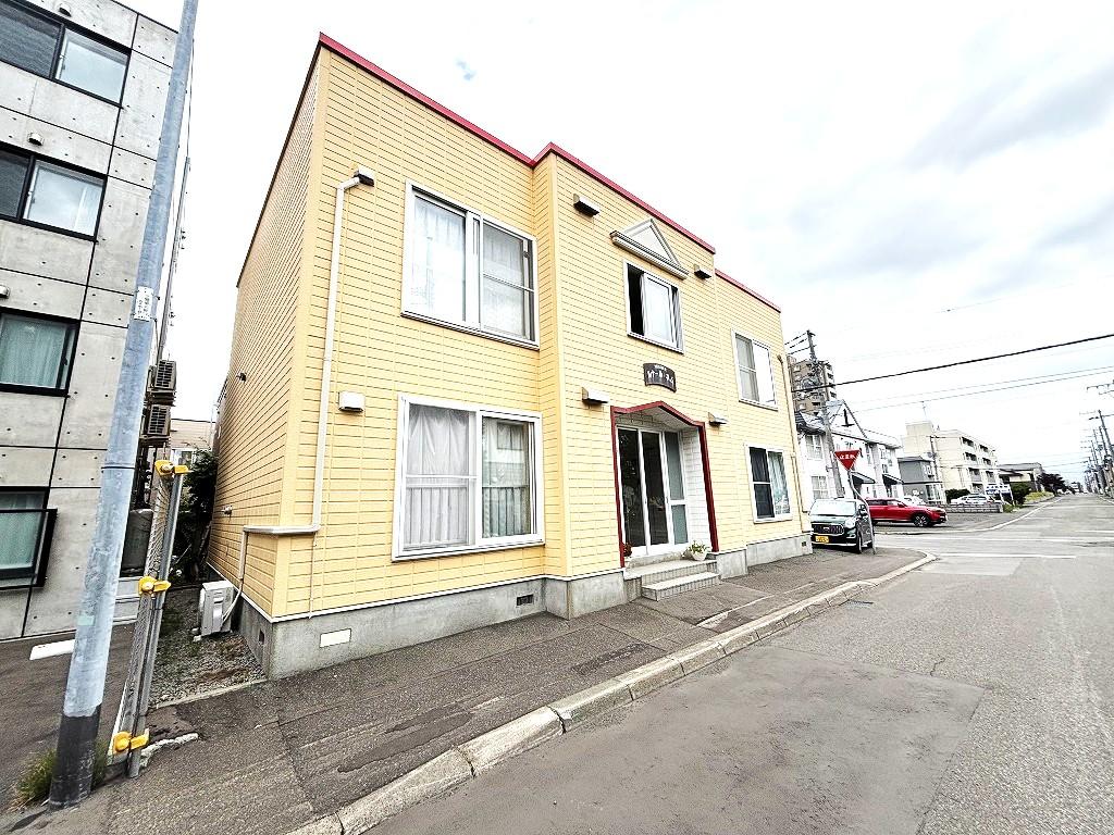 小さなお子様のいるご家庭や高齢の方にも安心の1階！目の前公園！！「ルナールネム」